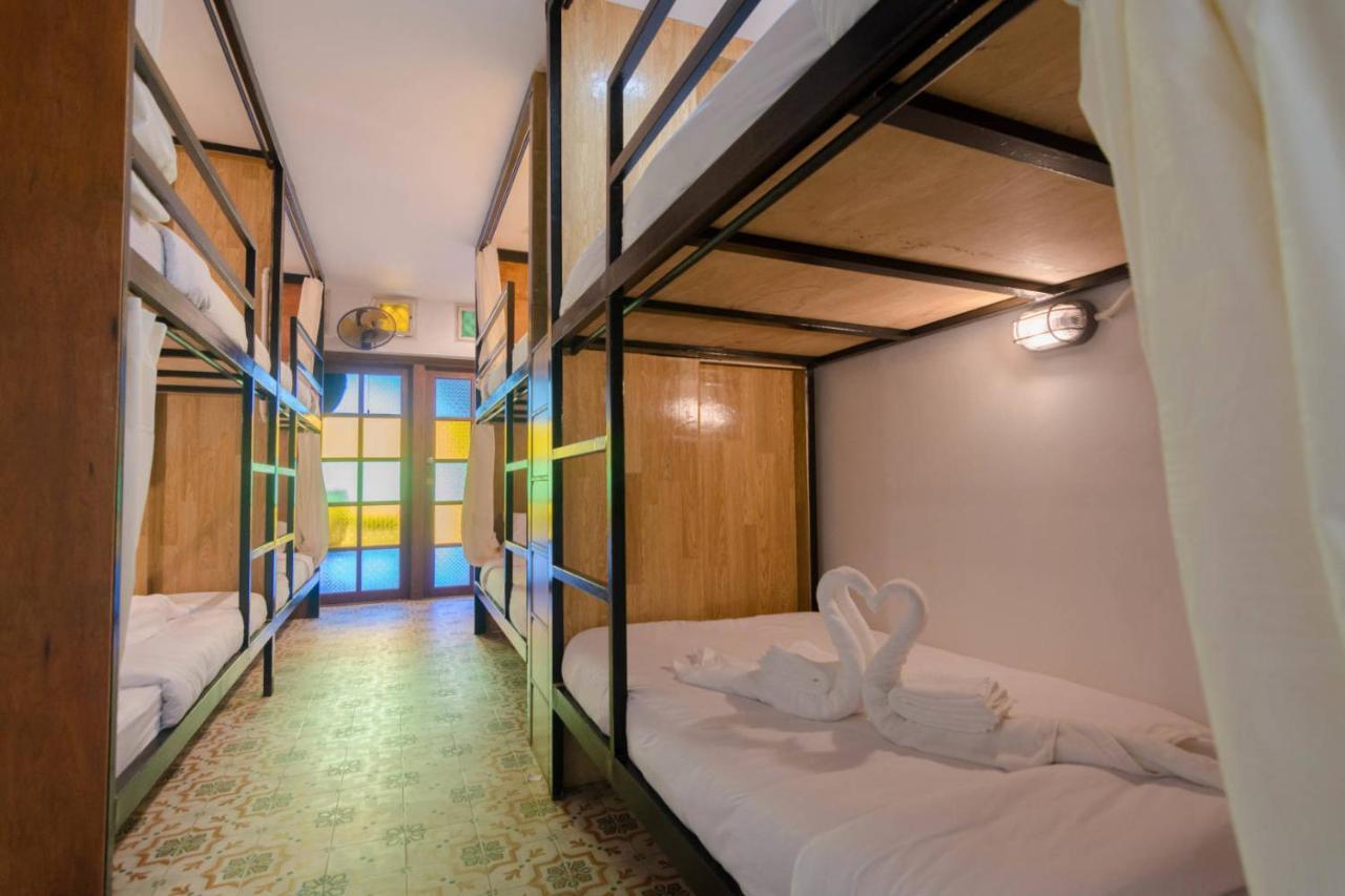 Bed At Beach Hostel Phuket Exteriör bild