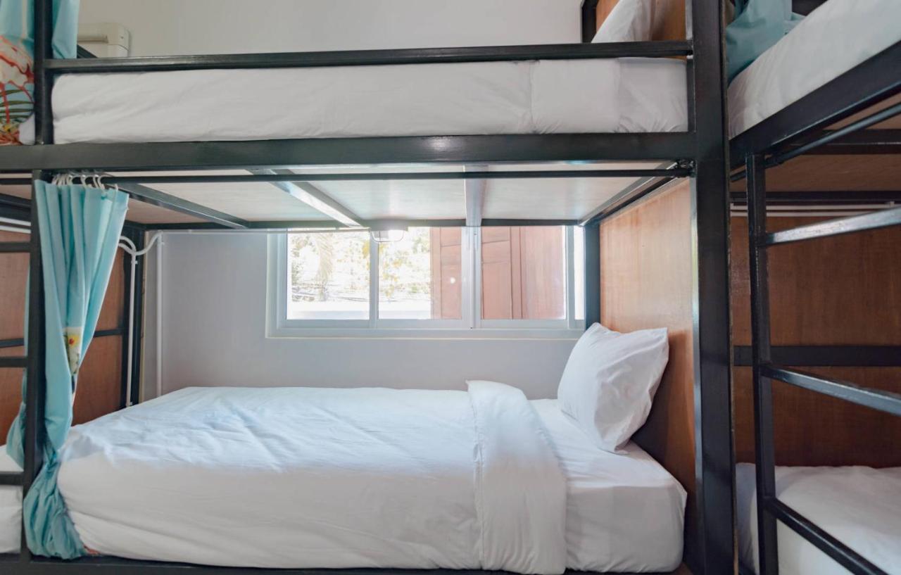 Bed At Beach Hostel Phuket Exteriör bild