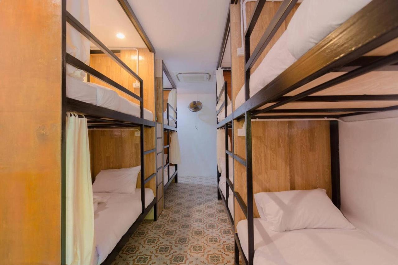 Bed At Beach Hostel Phuket Exteriör bild
