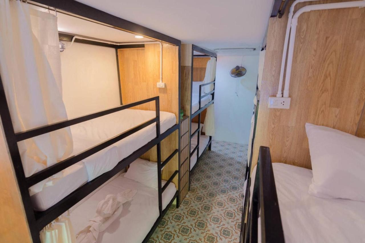 Bed At Beach Hostel Phuket Exteriör bild
